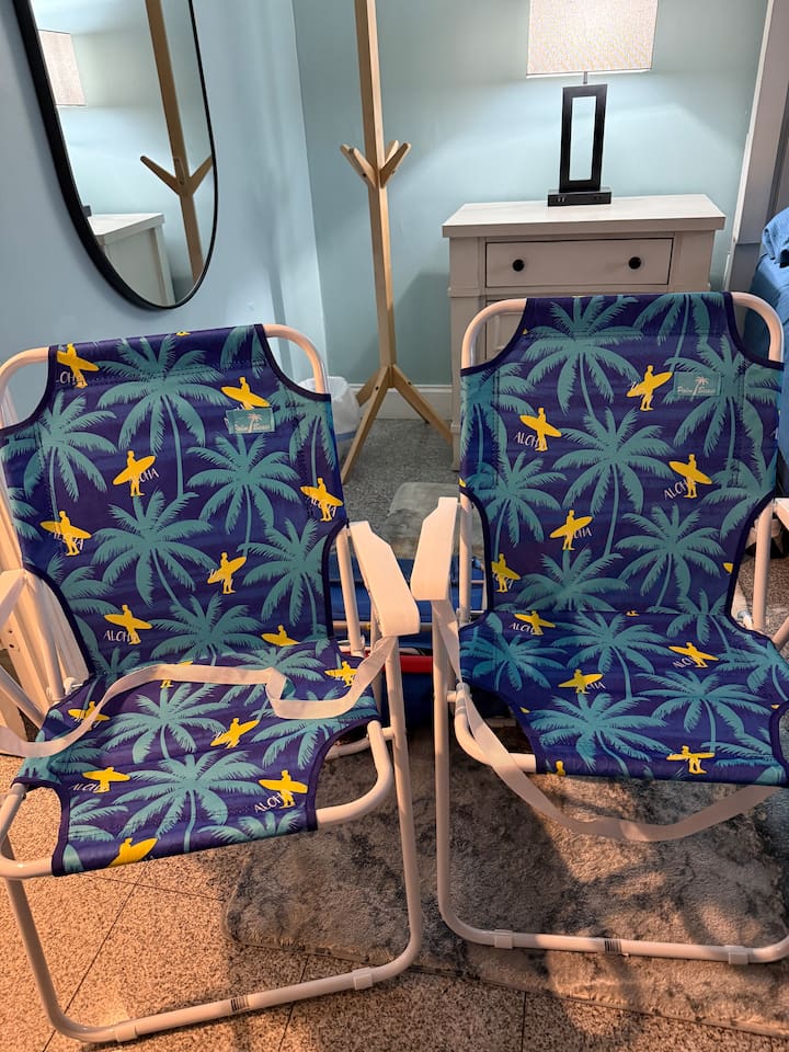 Chill island-style in these fun, low-profile beach chairs! Bright tropical print, comfy armrests, and easy to carry. Perfect for beach days, pool hangs, and soaking up those vacation vibes!