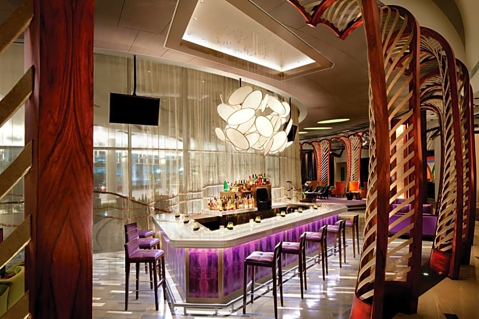 Start the night with a handcrafted cocktail at Vdara’s stylish lobby bar — steps from your suite. 🍸✨