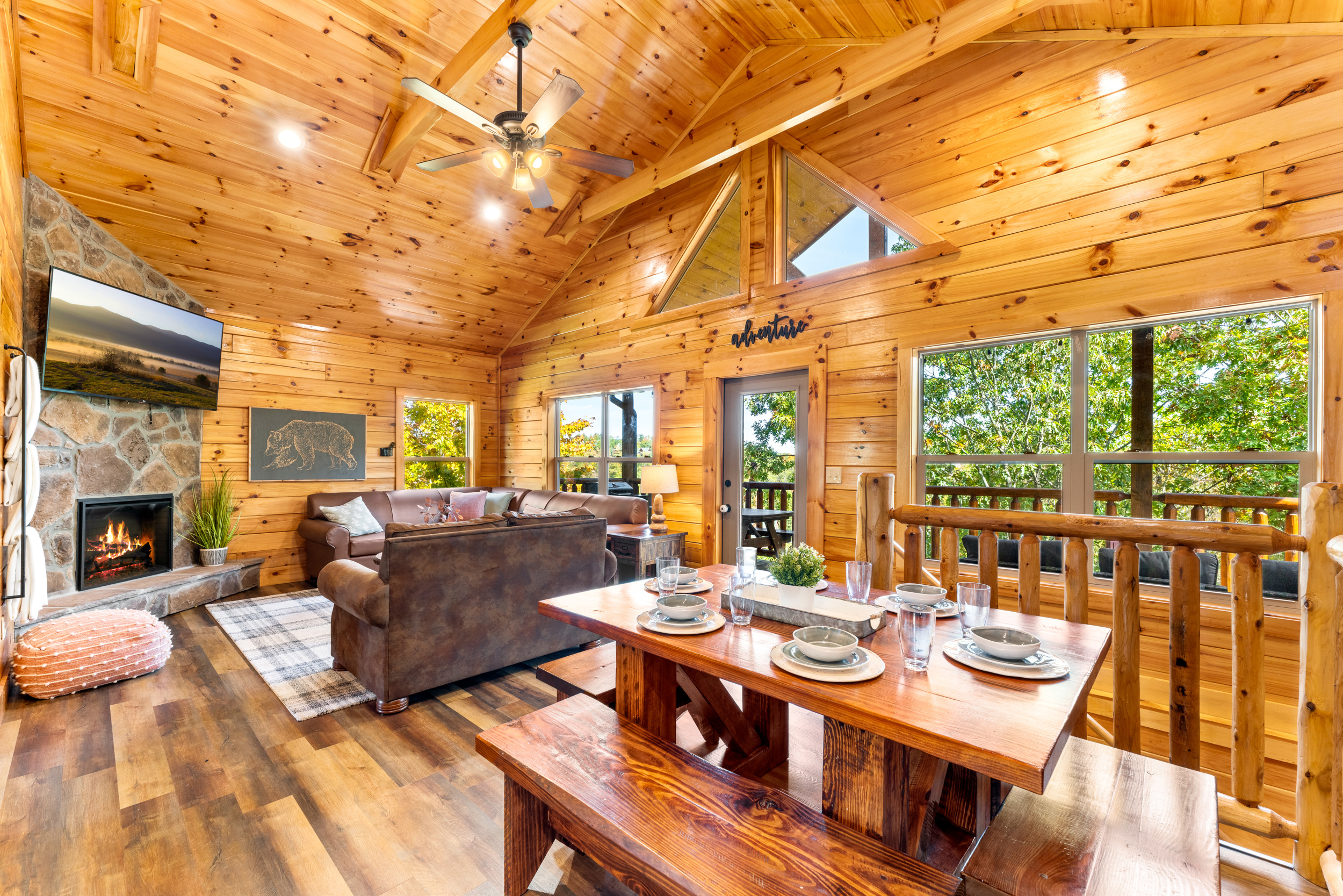 [Dining] Open space, natural lighting wrapped by nature to enjoy visiting with family and friends.