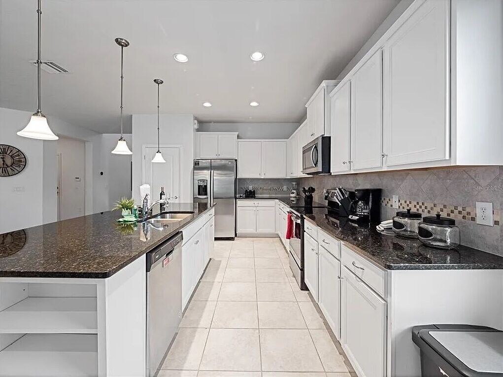 Large oversized, fully stocked kitchen for all your dining & entertaining needs