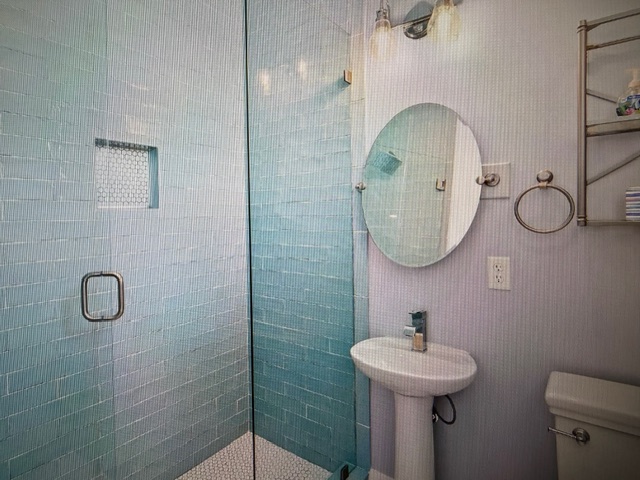Upstairs Queen Bathroom #2