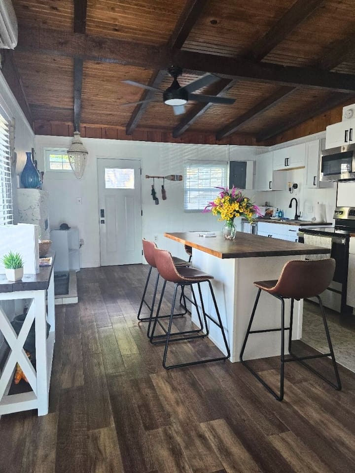 Granary House kitchen with island bar stools – Lakefront Bliss Sunrise Beach vacation rental
