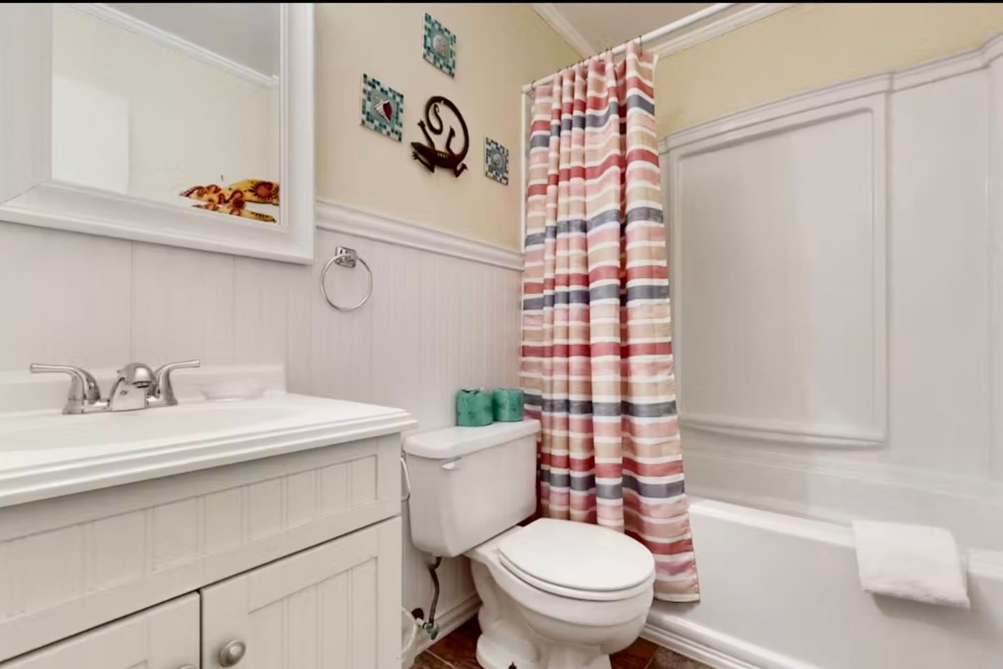 Second bathroom with tub