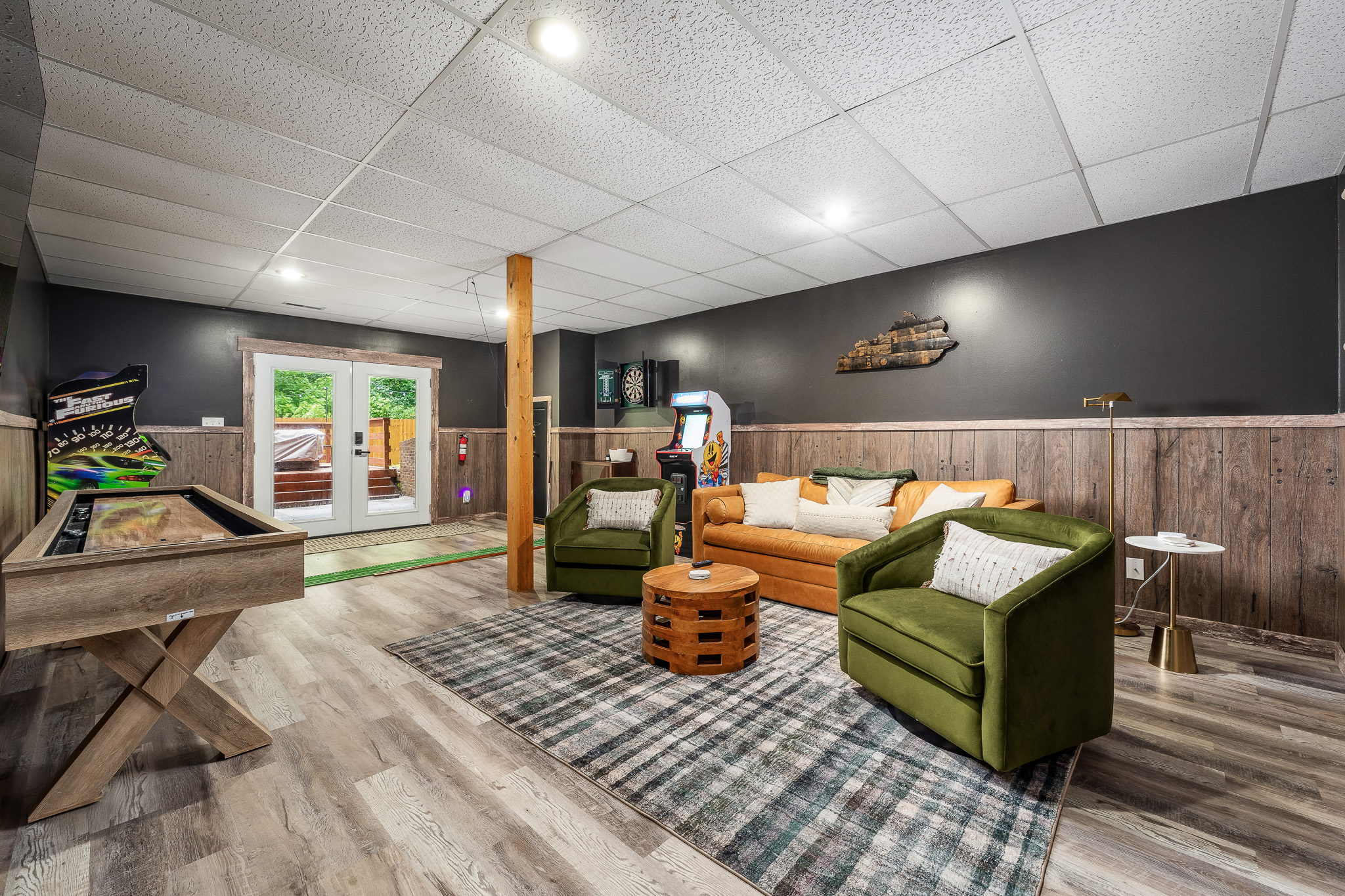 Game & Media Lounge Think board games, record player, TV streaming & vintage vibes collide here. Perfect for unplugged fun or chill movie marathons—popcorn maker included for bonus nostalgia.