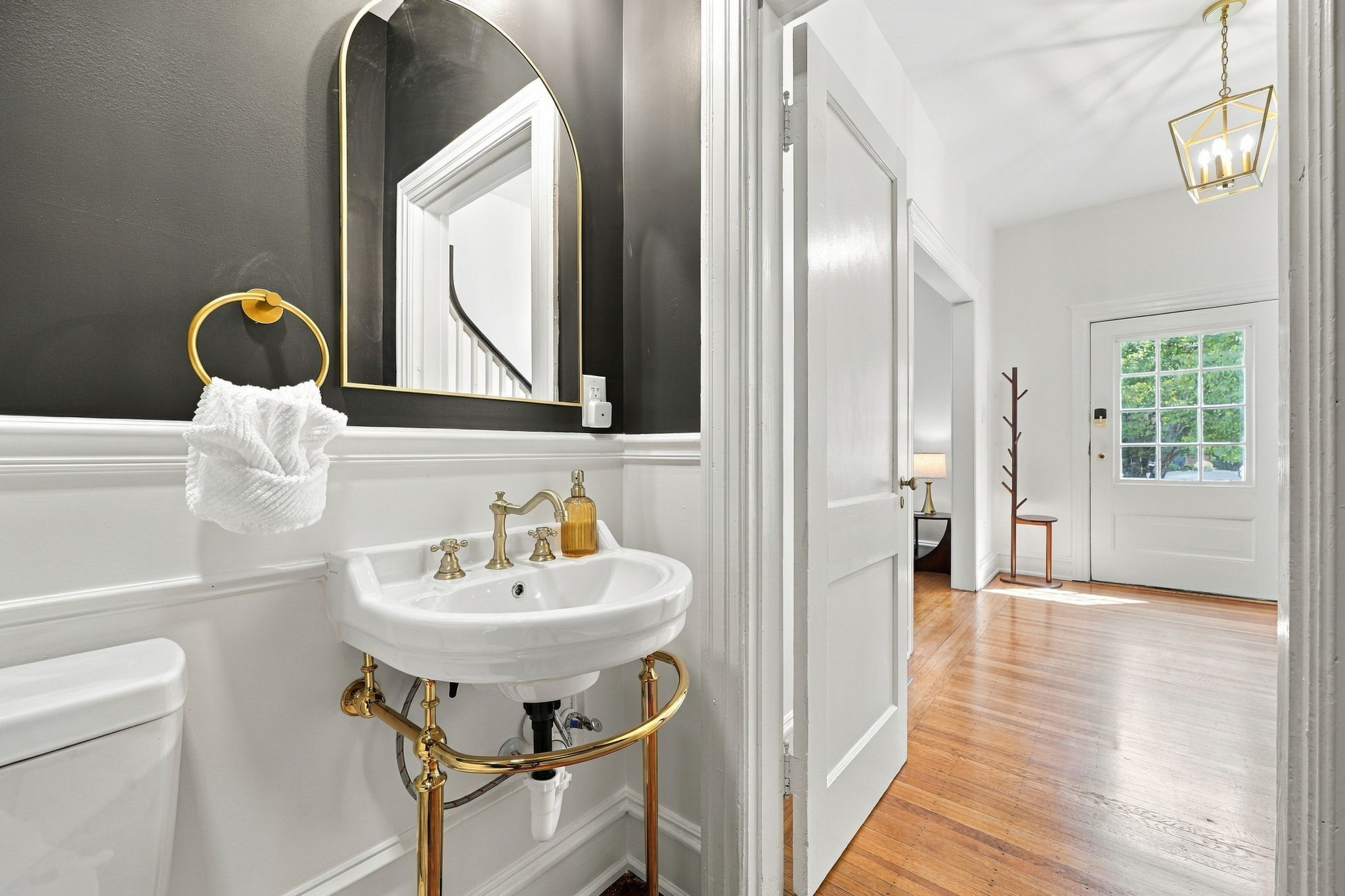 Elegant Half-Bath: Stylish fixtures and chic décor for a touch of luxury in your stay!