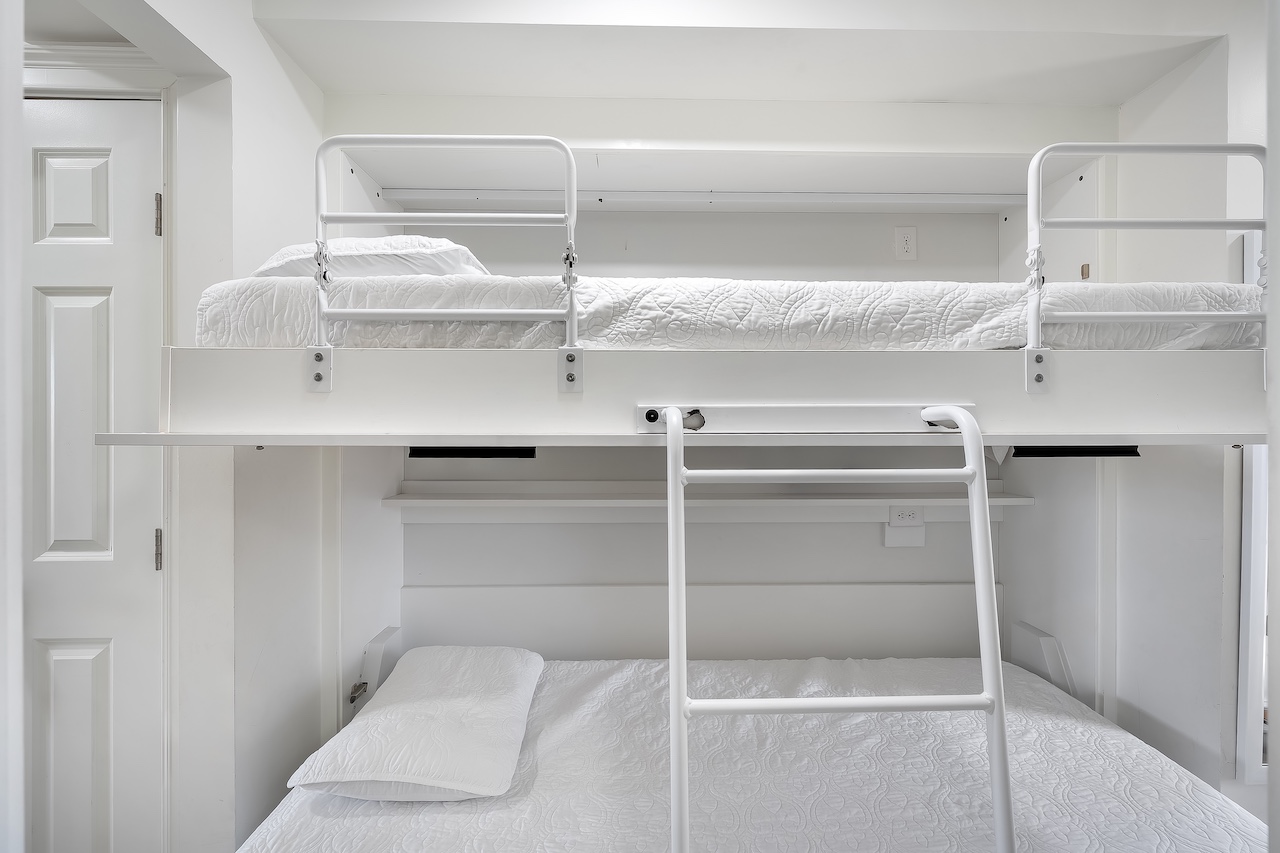 murphy bunk beds | Susu's Sea Cabin | 238C 1300 Ocean Blvd | Isle of Palms, SC | IOP Escapes