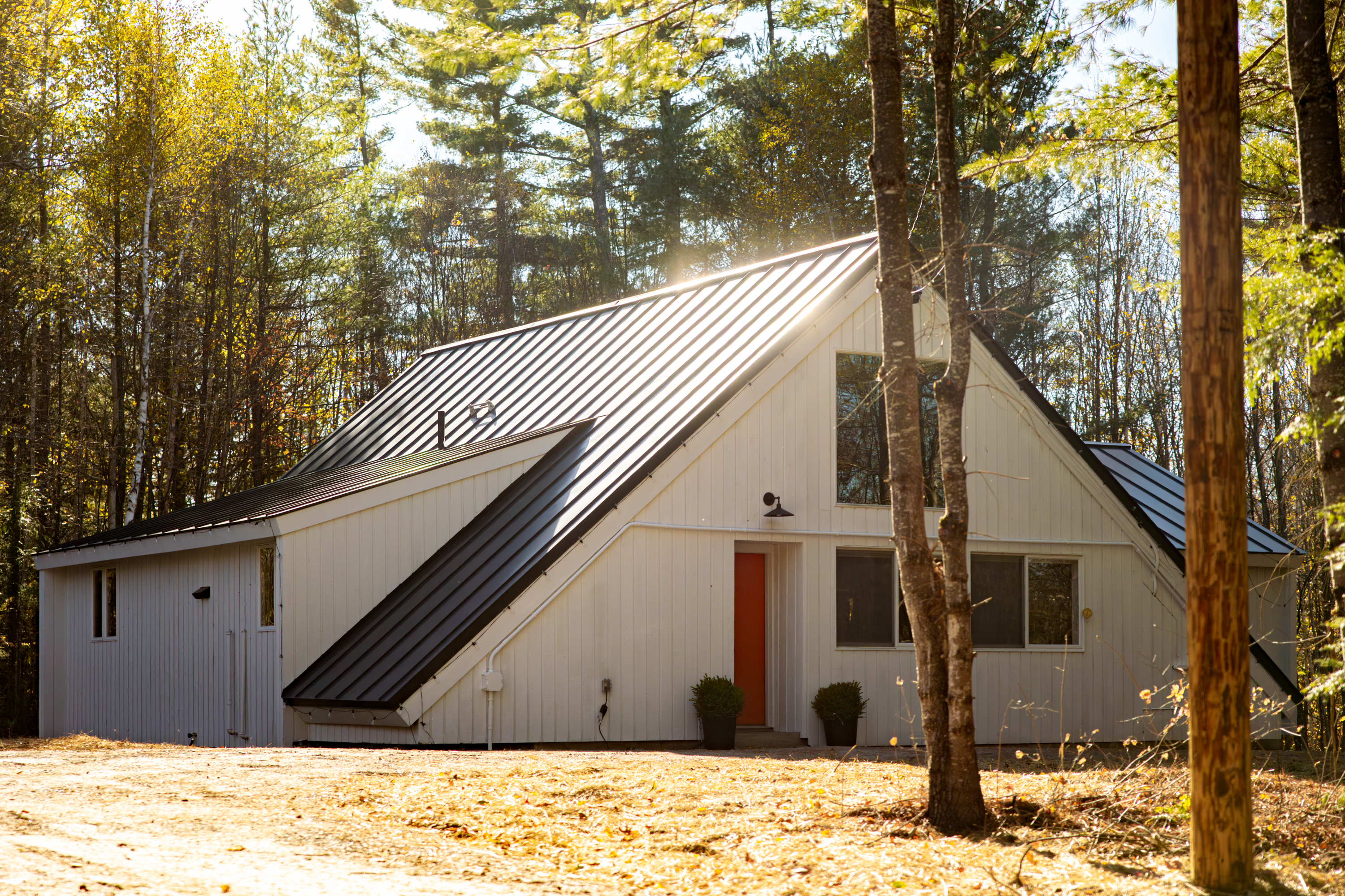 Charming A-Frame Cabin: Sleek design meets nature in this perfect Vermont getaway!