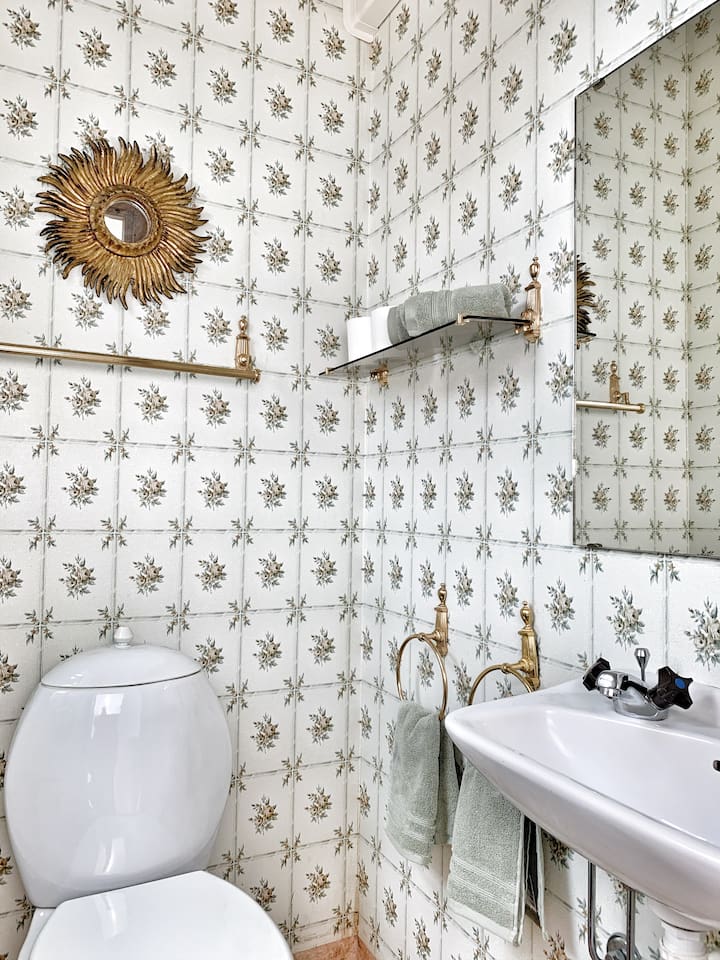 Gästtoalett intill entrén.