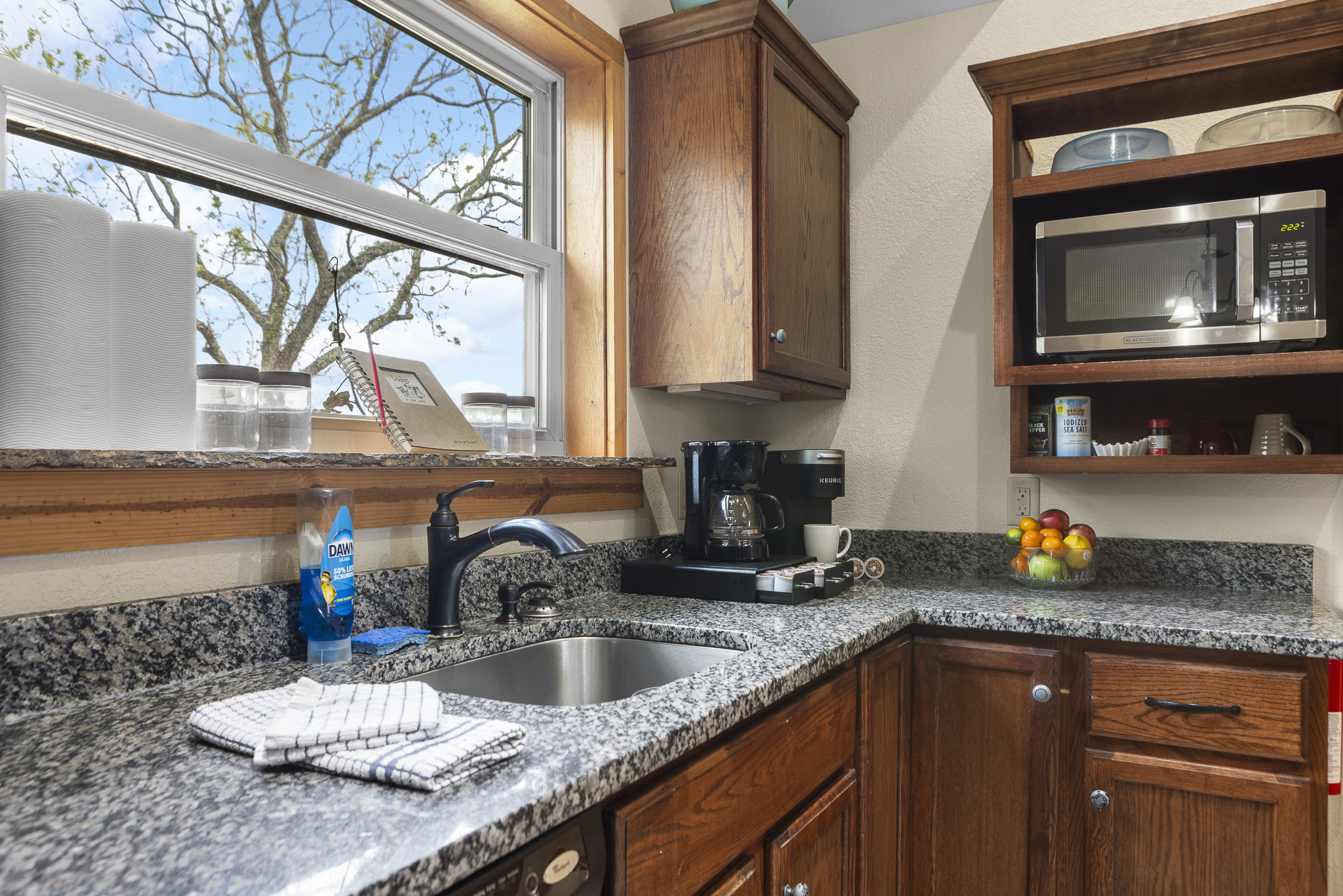 Kitchen Haven: Bright and airy space with modern appliances and scenic mountain views!