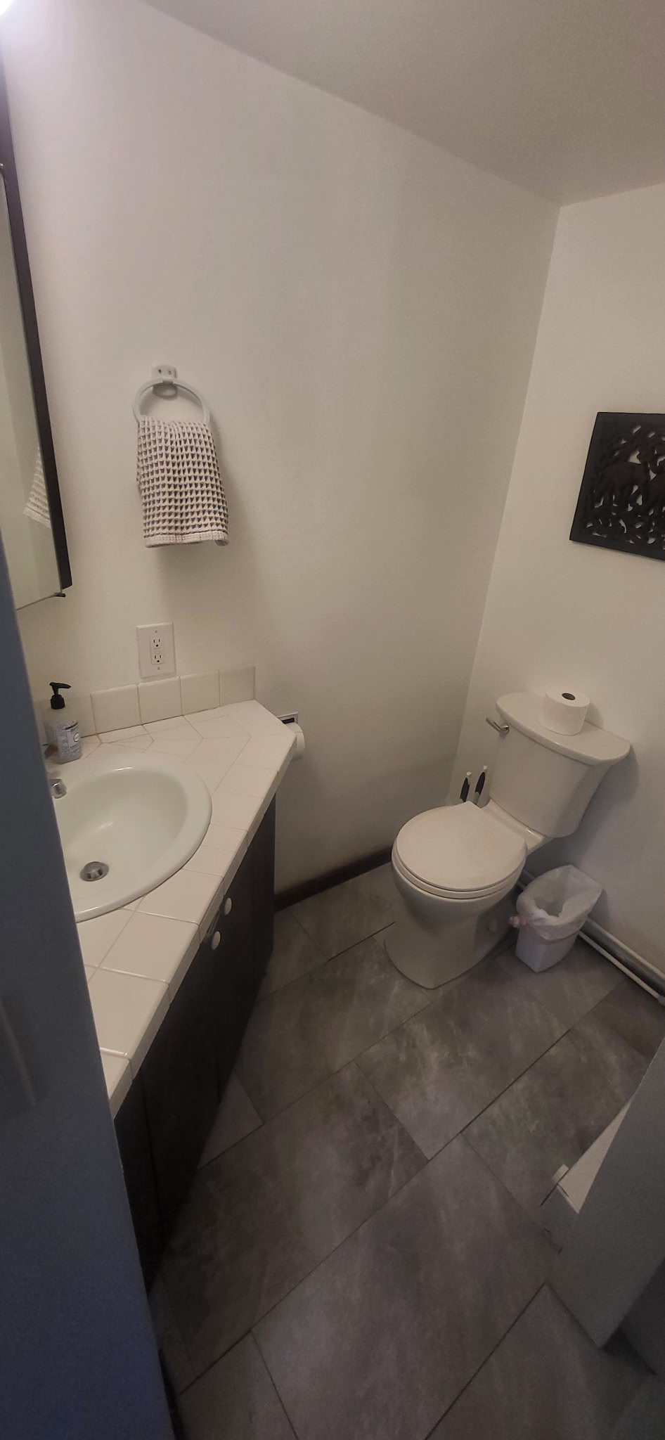 Full bathroom w shower