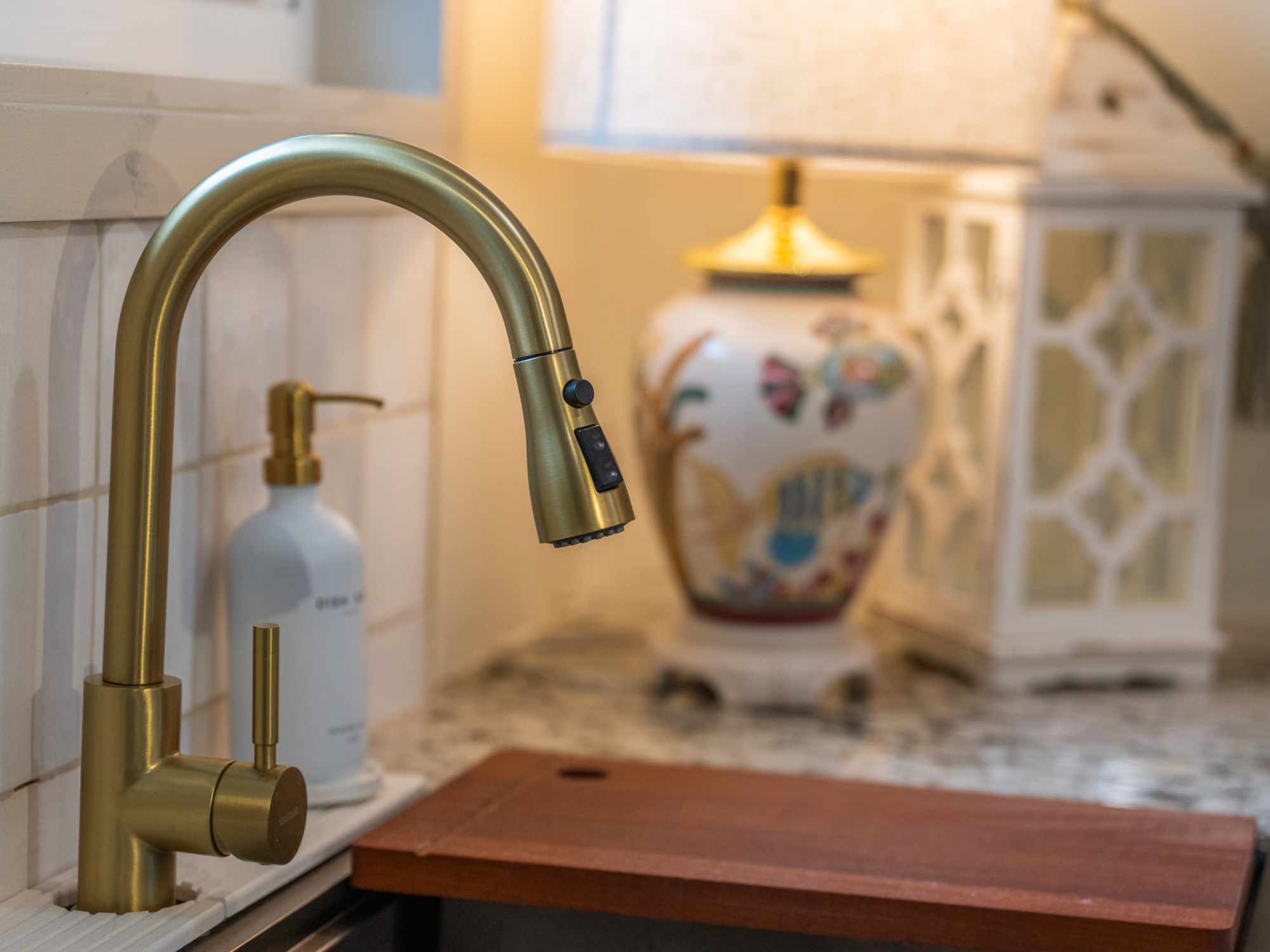 Farmhouse sink w/cutting board 