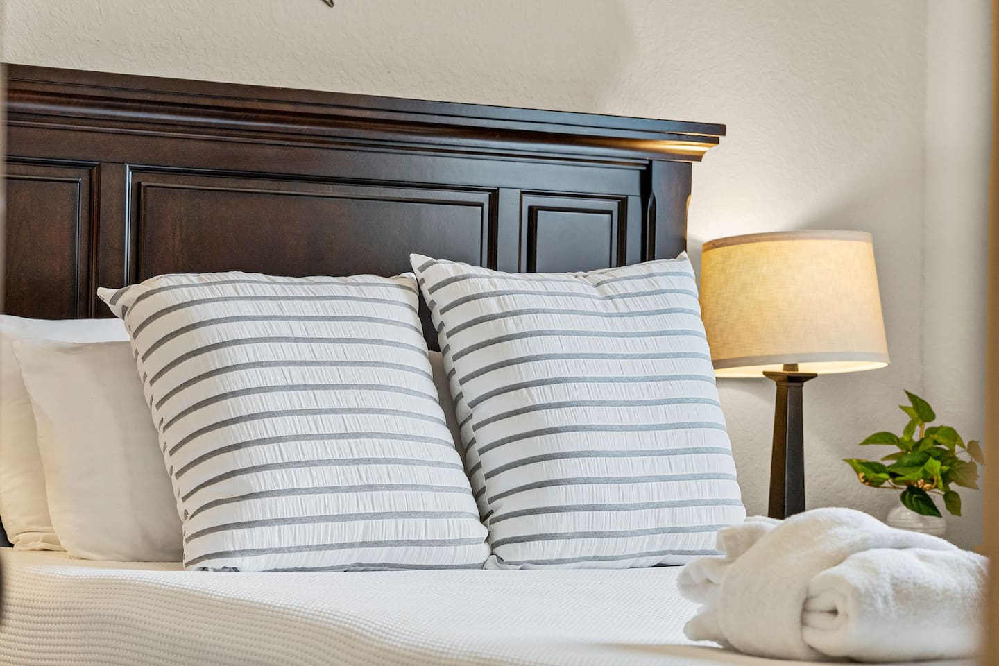 Close-up of the inviting bed, featuring soft pillows for a restful sleep.