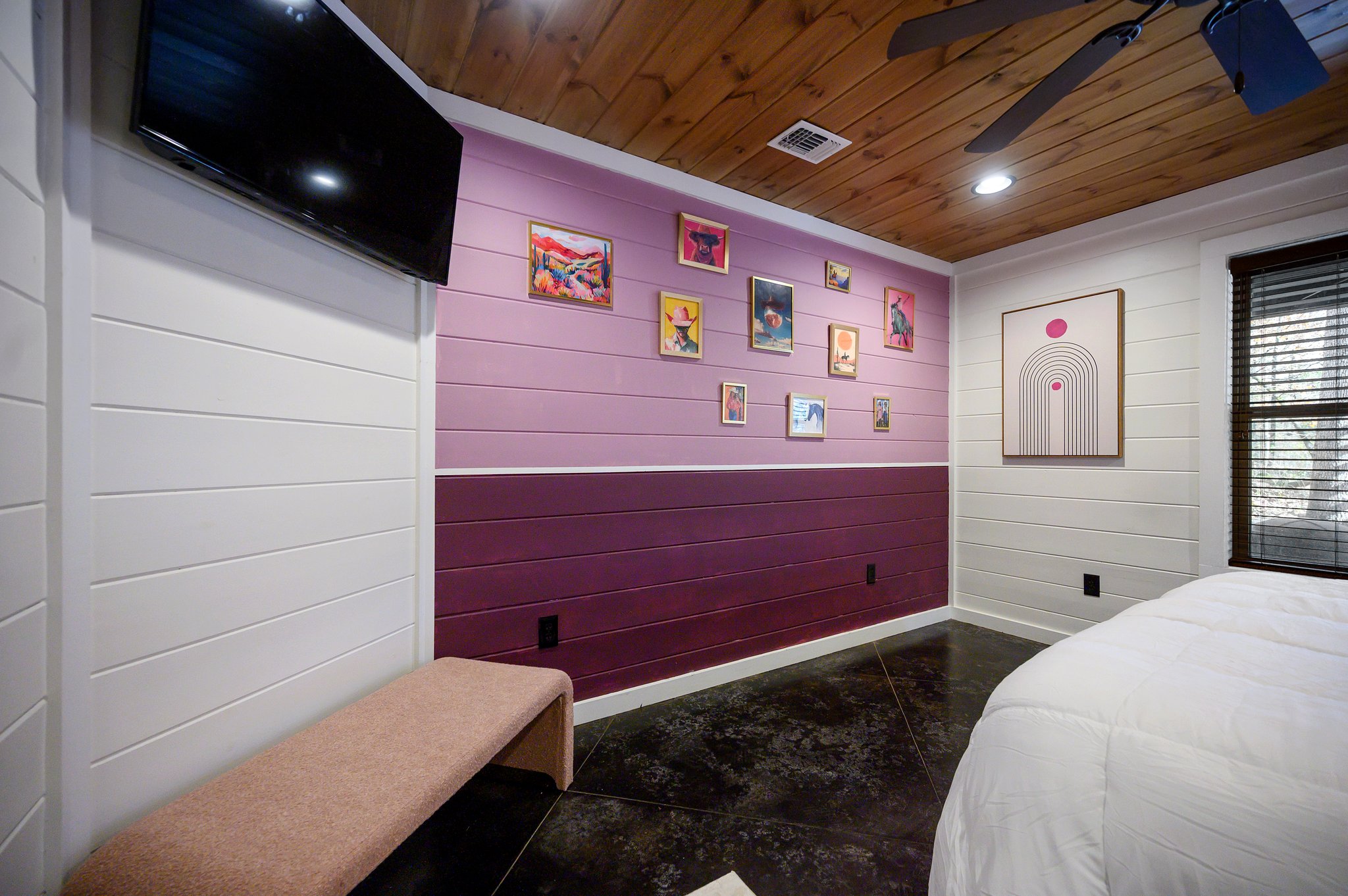 This room just radiates fun and relaxation!