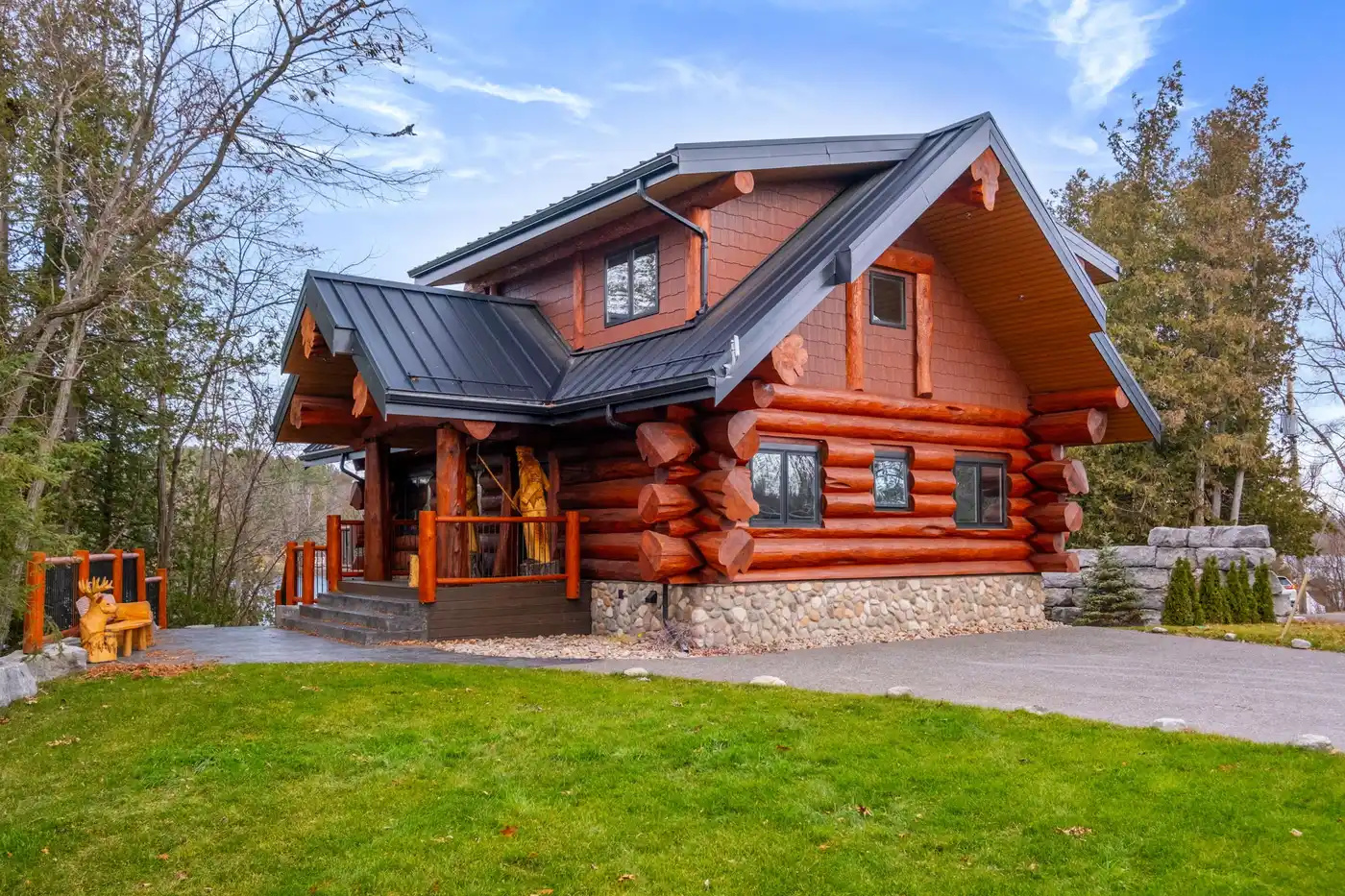 Bear Lodge waterfront log home at Paradise Escape