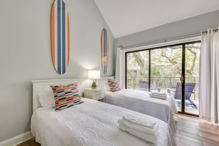 Secondary bedroom with twin beds