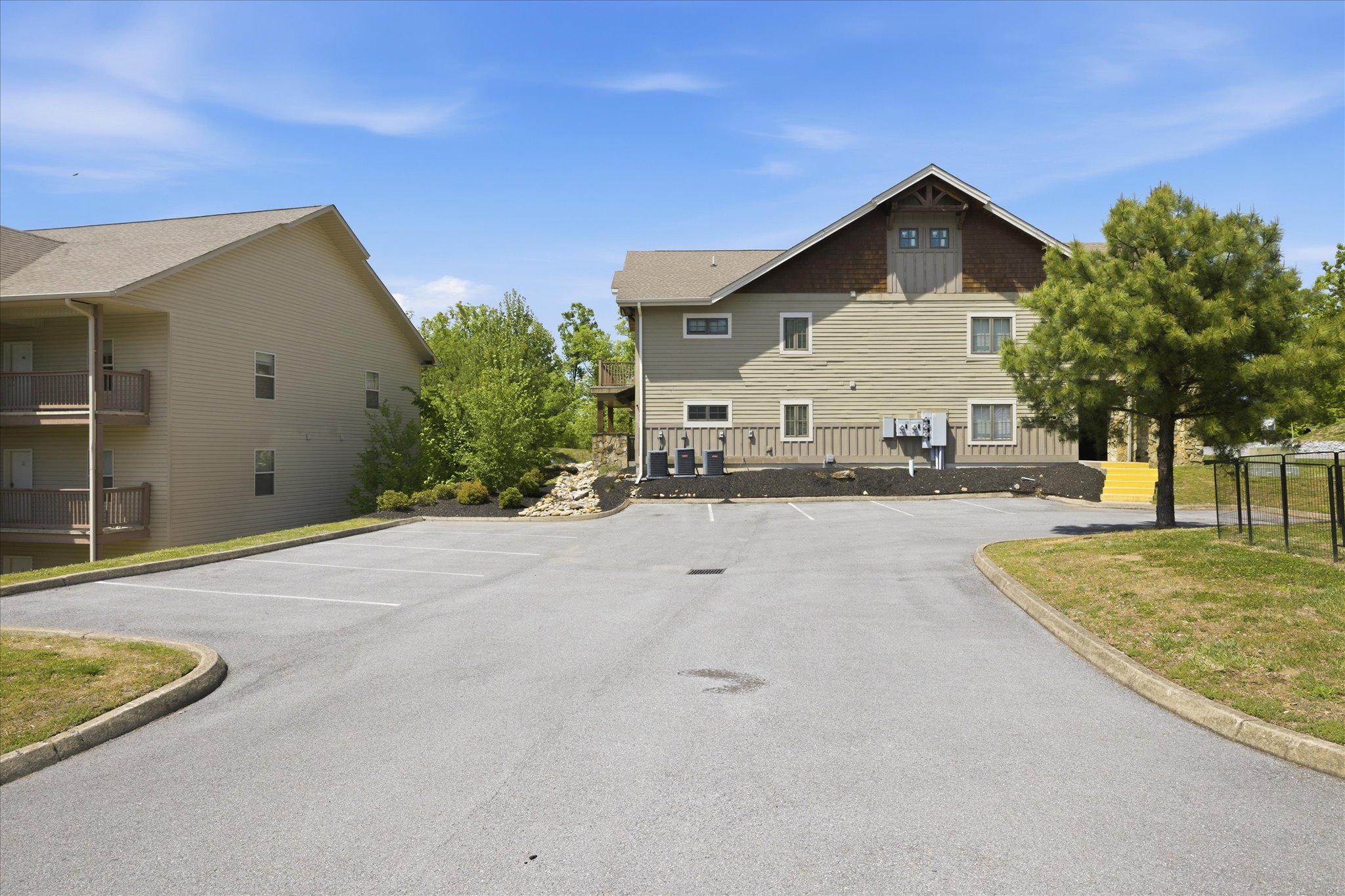 Parking along the side of the 700 building offers convenient access, making arrivals and unloading simple and stress-free for your group.