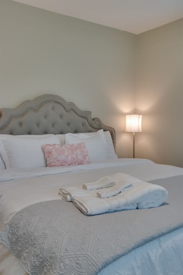 King Bedroom #2 (Treetop View)