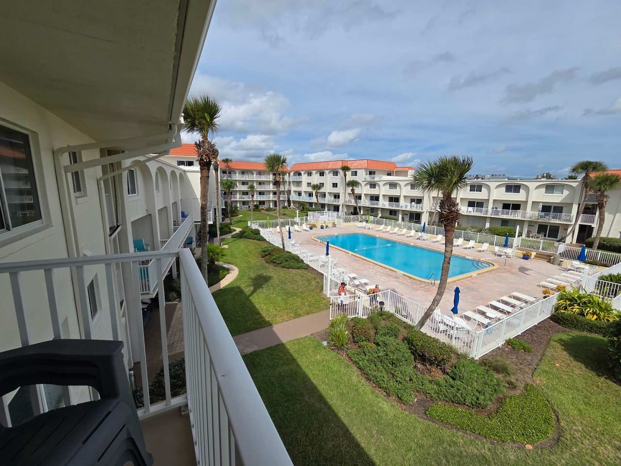 ★ Oceanfront location for this 2-bedroom, 2-bath featuring Beach Access/Ocean Views, a community pool, private balcony, full kitchen, & easy 15mins access to historic St. Augustine !