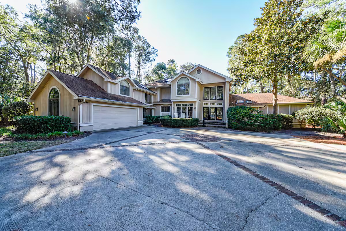 More than enought parking for 4 cars