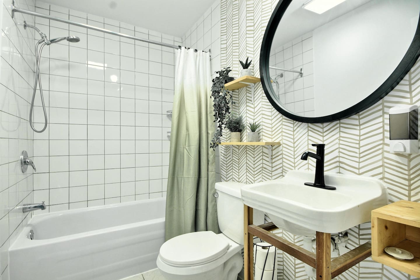 Salle de bain avec bain-douche et eau chaude!