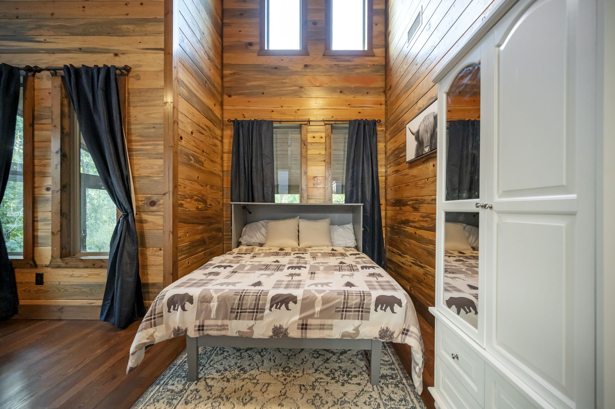 Welcome to the Sky room King bed and optional Murphy Queen available.