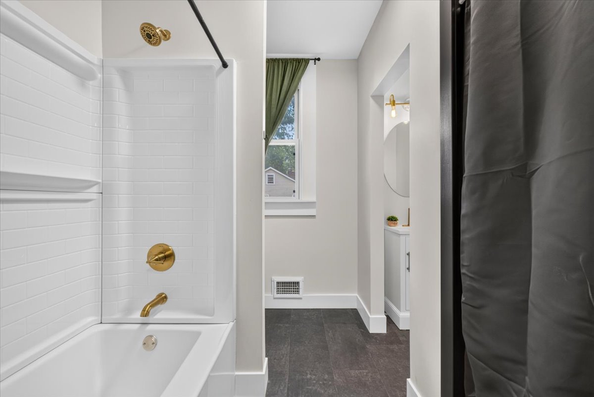 Ensuite bathroom.