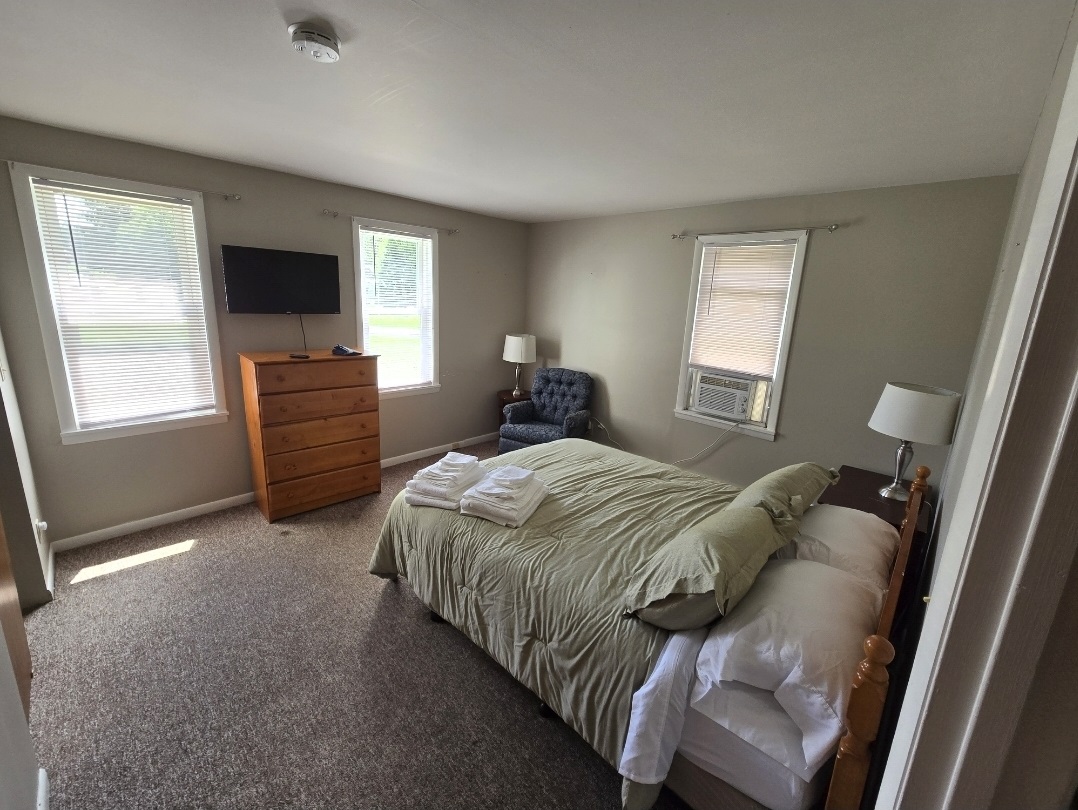 Apartment bedroom - queen bed.