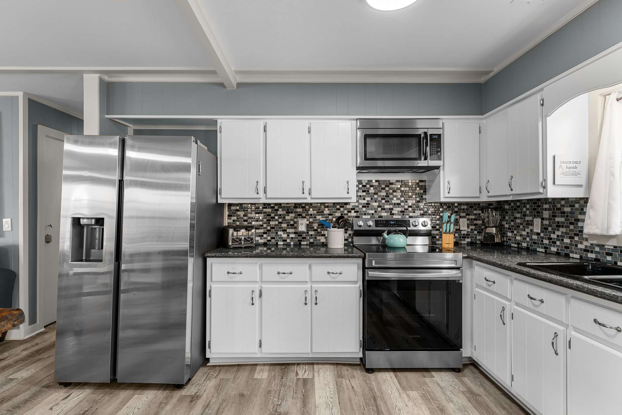 Kitchen suite, bar counter, appliances