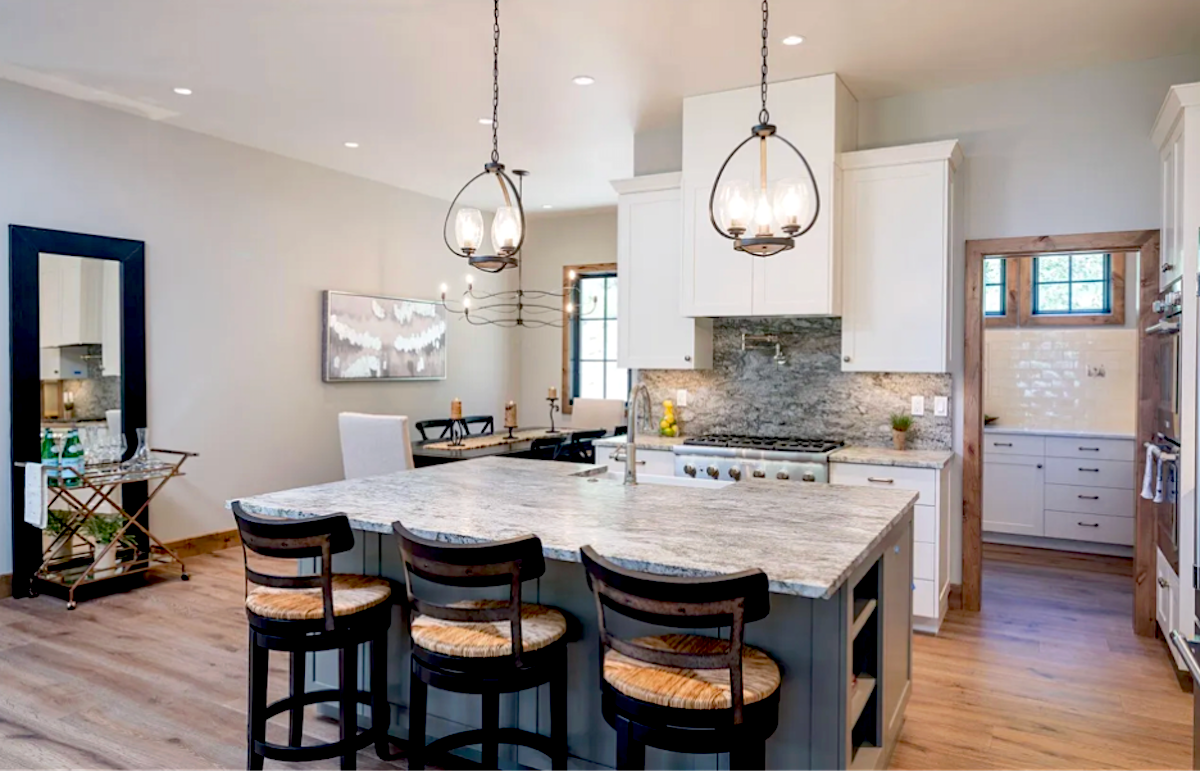 Kitchen- Counter seating for 3