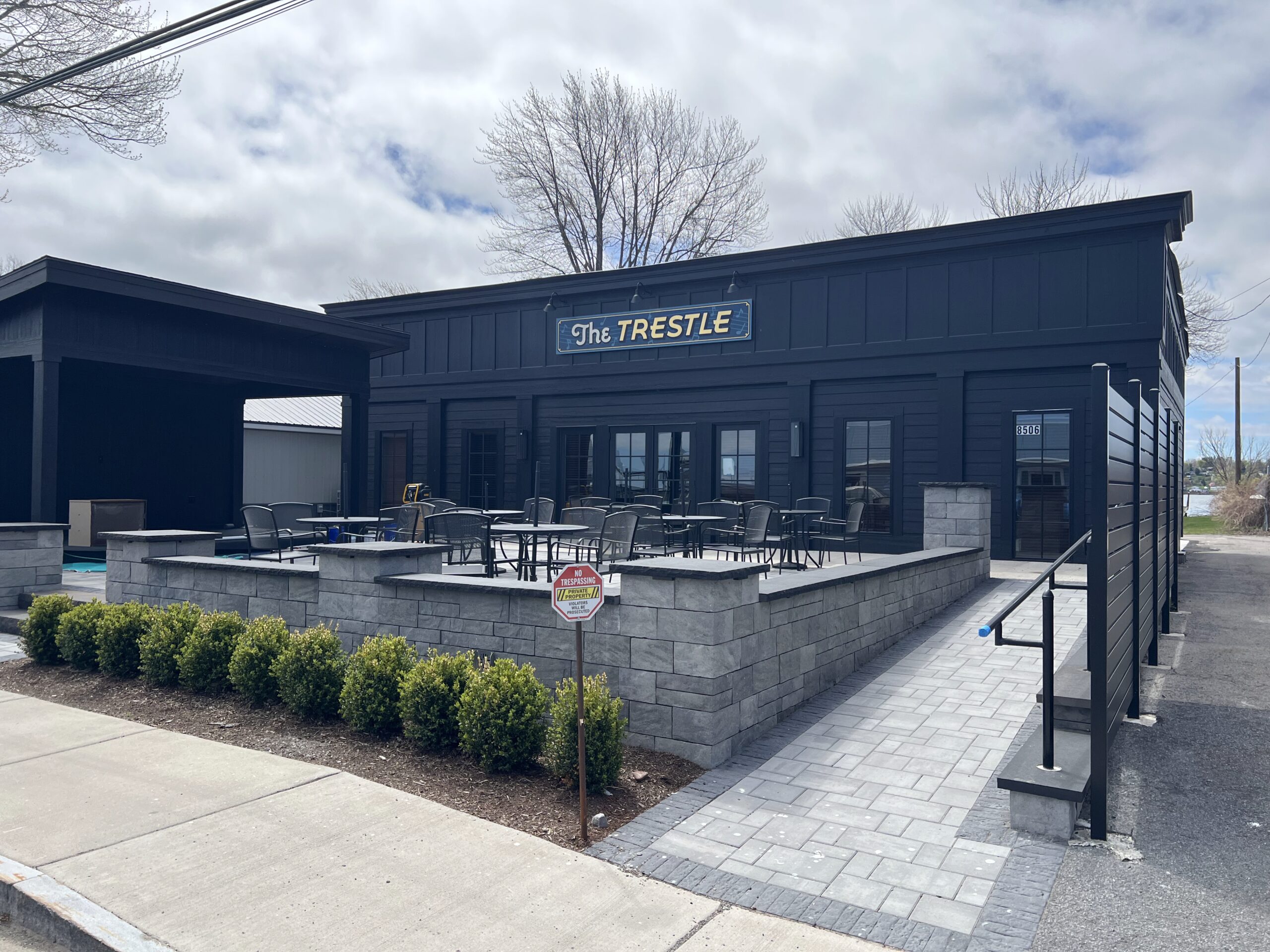 Trestle Jazz Bar, great live music - 2 minute walk 