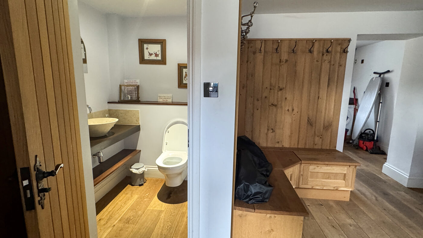 Boot room and WC