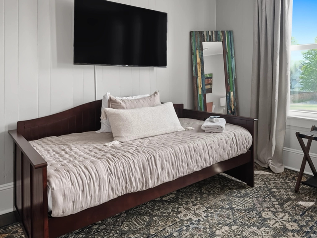 Daybed in main bedroom for additional sleeping capacity