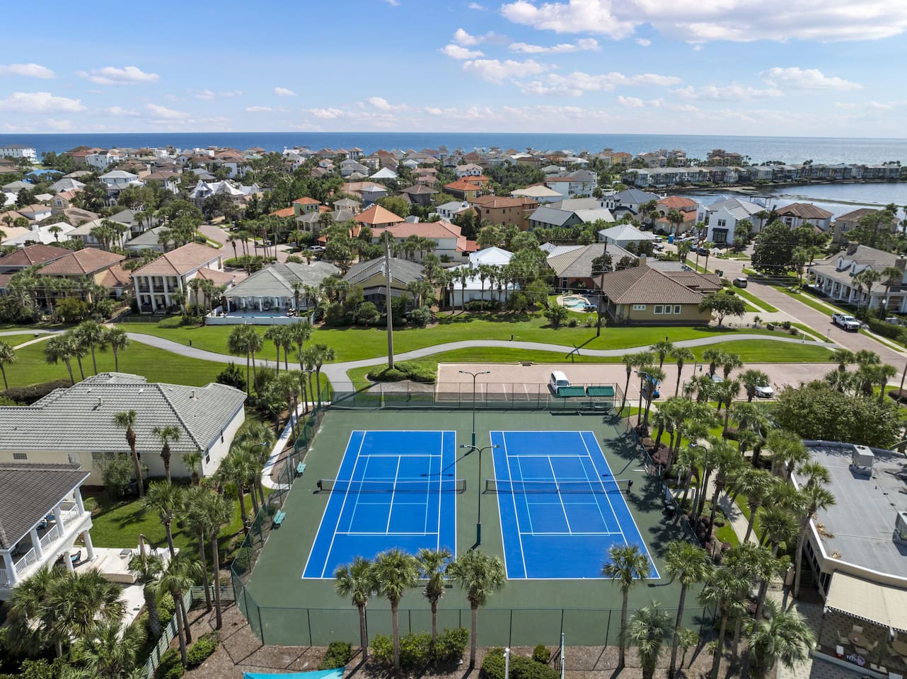 Clubhouse tennis courts — 4 rackets and 4 balls provided