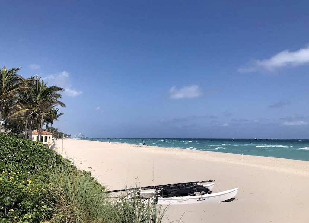 Public Beach access is 2 1/2 blocks away.