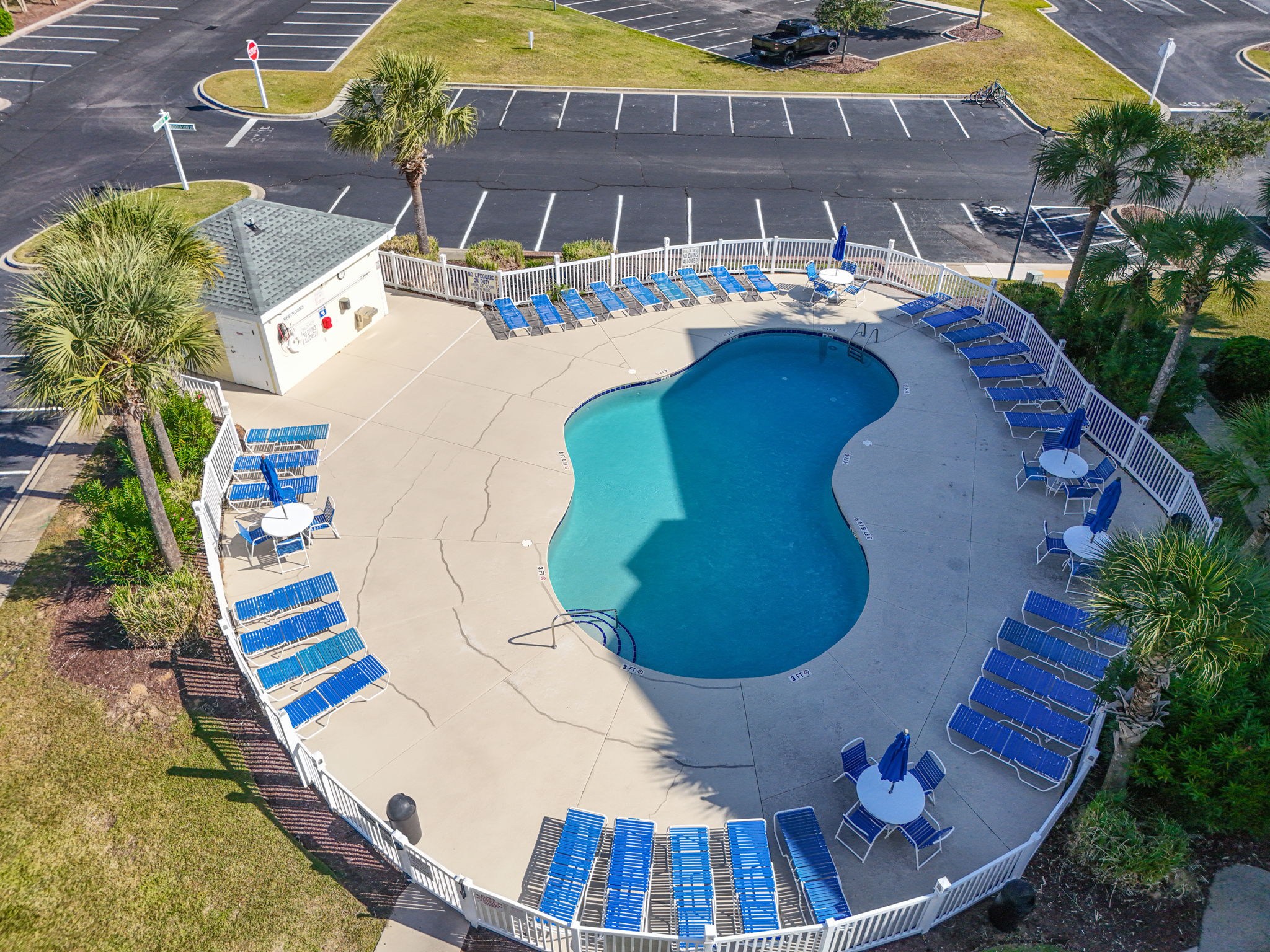 Enjoy the relaxing pool in this beautiful community 10 minutes from the beach - Pet Friendly!