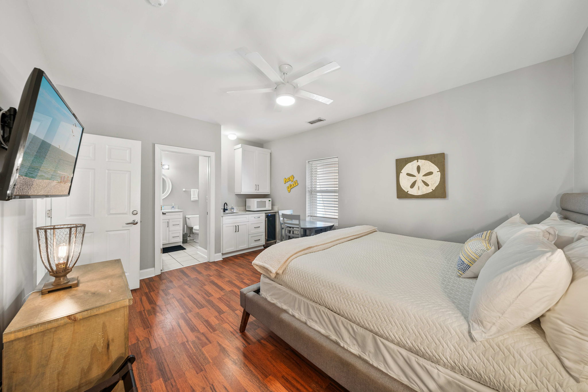 Bedroom 2: King suite with ensuite bath  | Morning Sunrise | 302 Oceanview | 1116 Ocean Blvd, Isle of Palms, SC | IOP Escapes