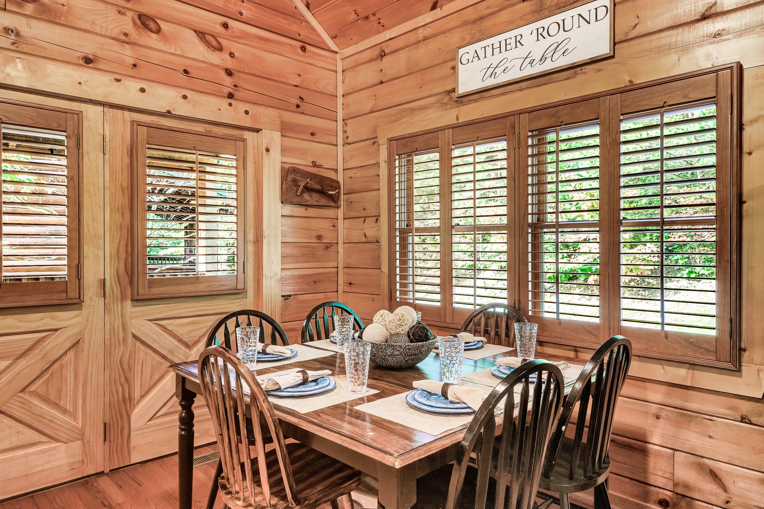 Wonderful group dinners are sure to happen here. (Kids booster seat available)