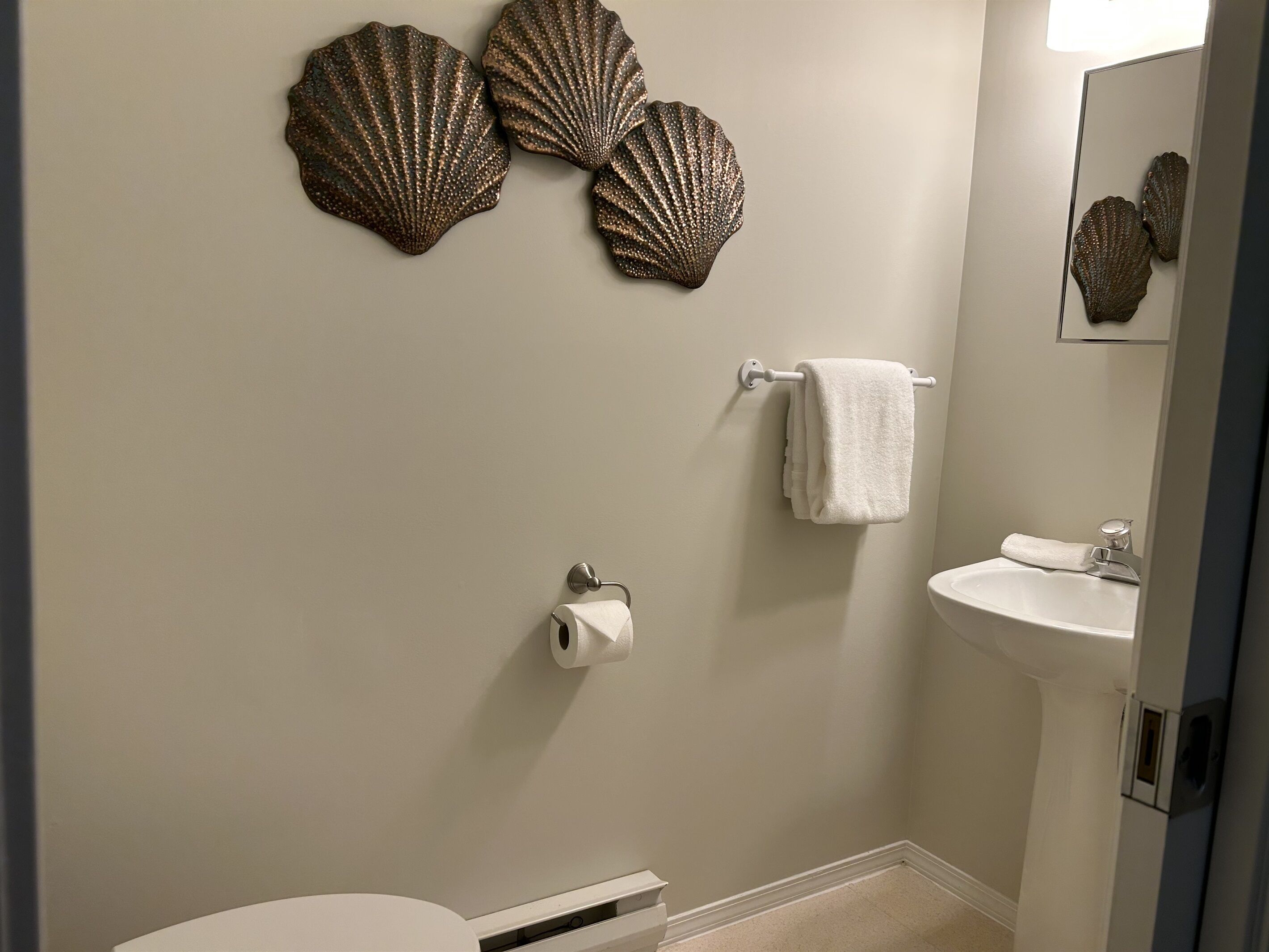 Entrance ensuite - toilet only