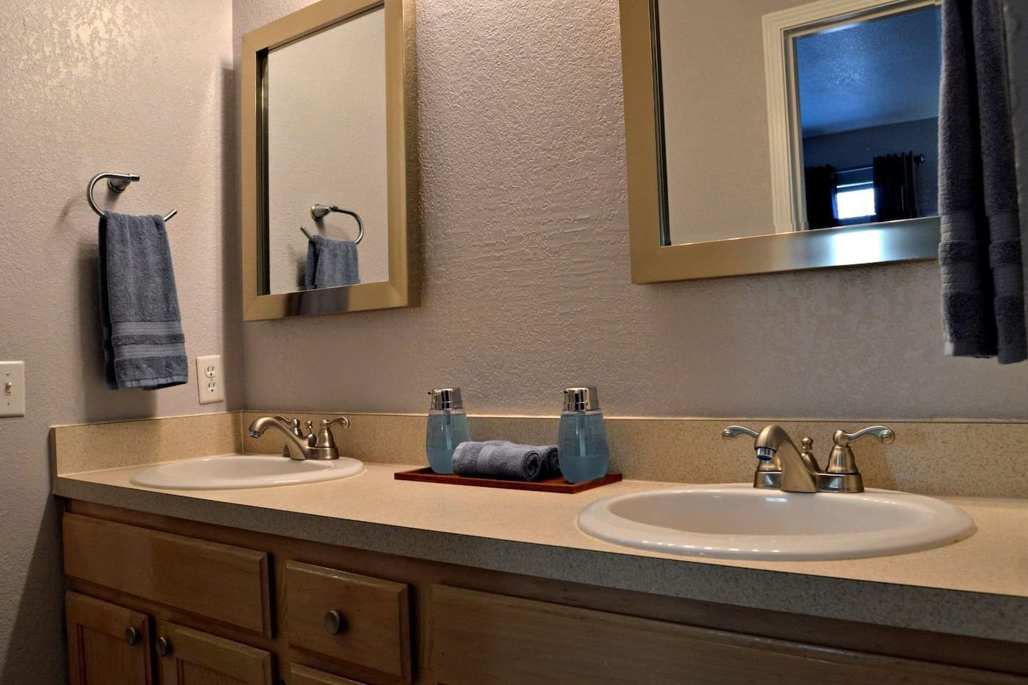 Dual vanity