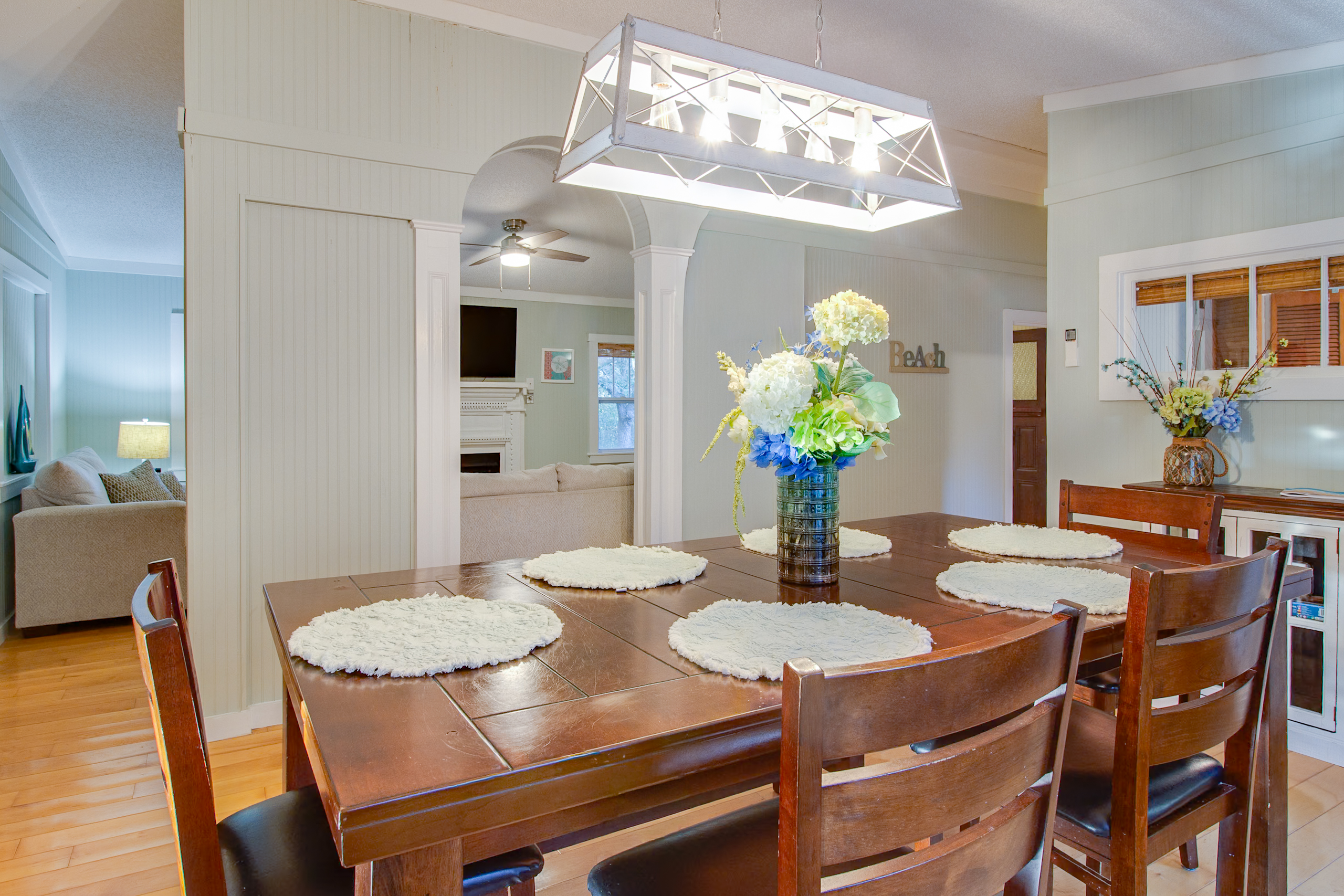 Dining Room: Seating for 6