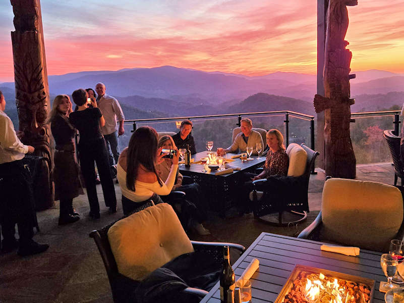 Dining Experiences are abundant nearby. In High Season, make some reservations(!); however, most of the year, you can walk right in. You want a trendy scene, a sophisticated dining experience, or a dive? It's all nearby & delicious - Some even deliver!