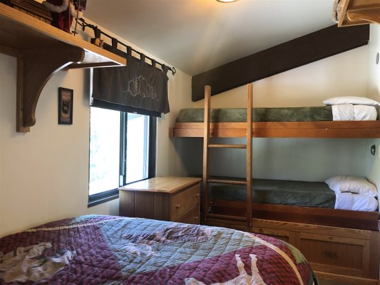 Bedroom: Twin bunkbeds.