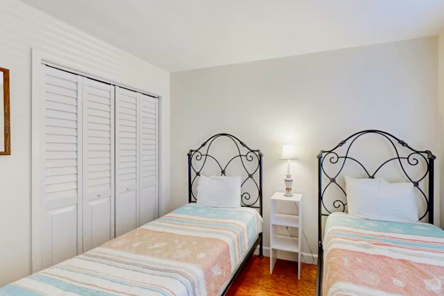 Second bedroom with twin beds