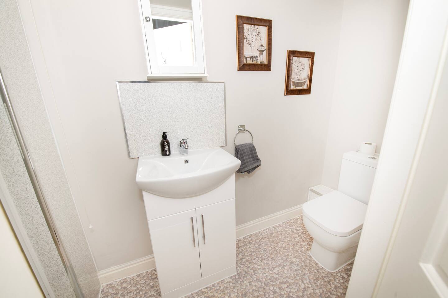 En suite to the master bedroom 