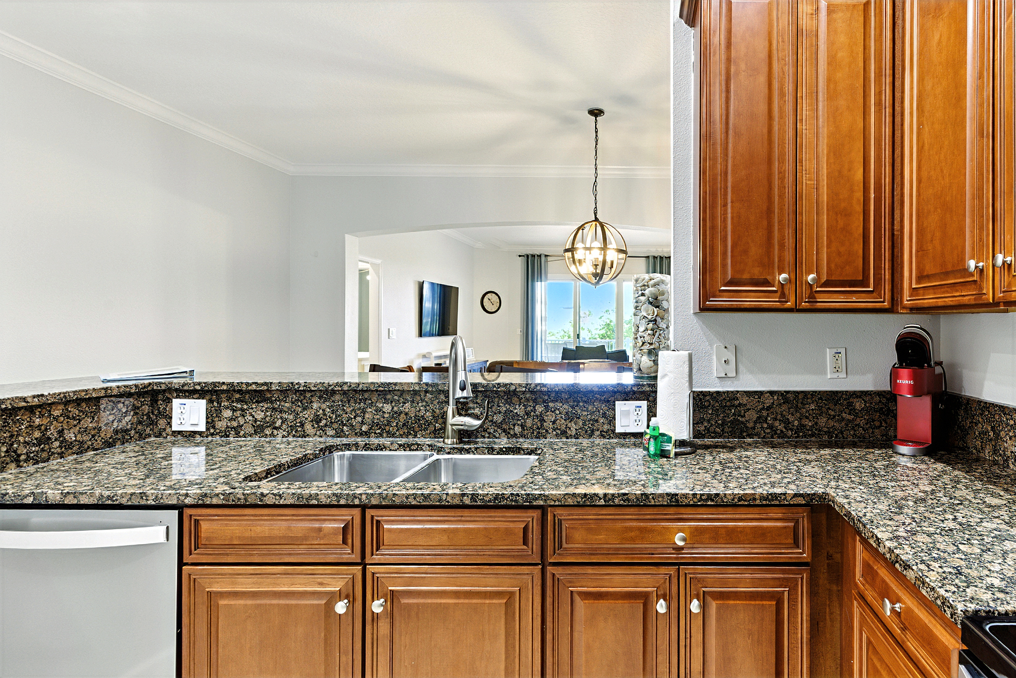 ☕🌊 Morning coffee with a view—this granite breakfast bar opens right into the living area, so you can sip a fresh Keurig brew while the whole space feels bright, open, and vacation-ready. ✨🏡
