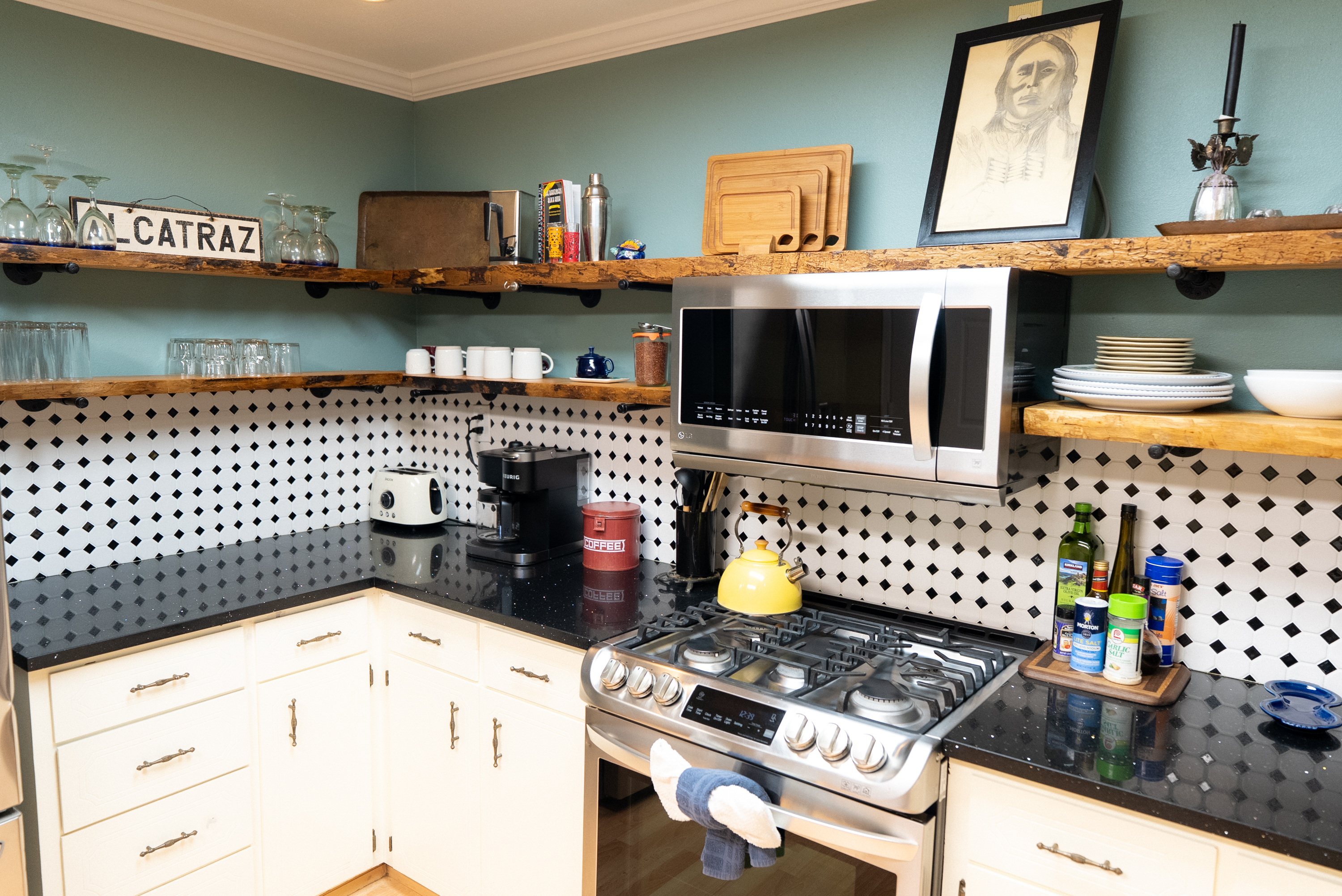 A fully equipped kitchen for a seamless and inspired cooking experience.