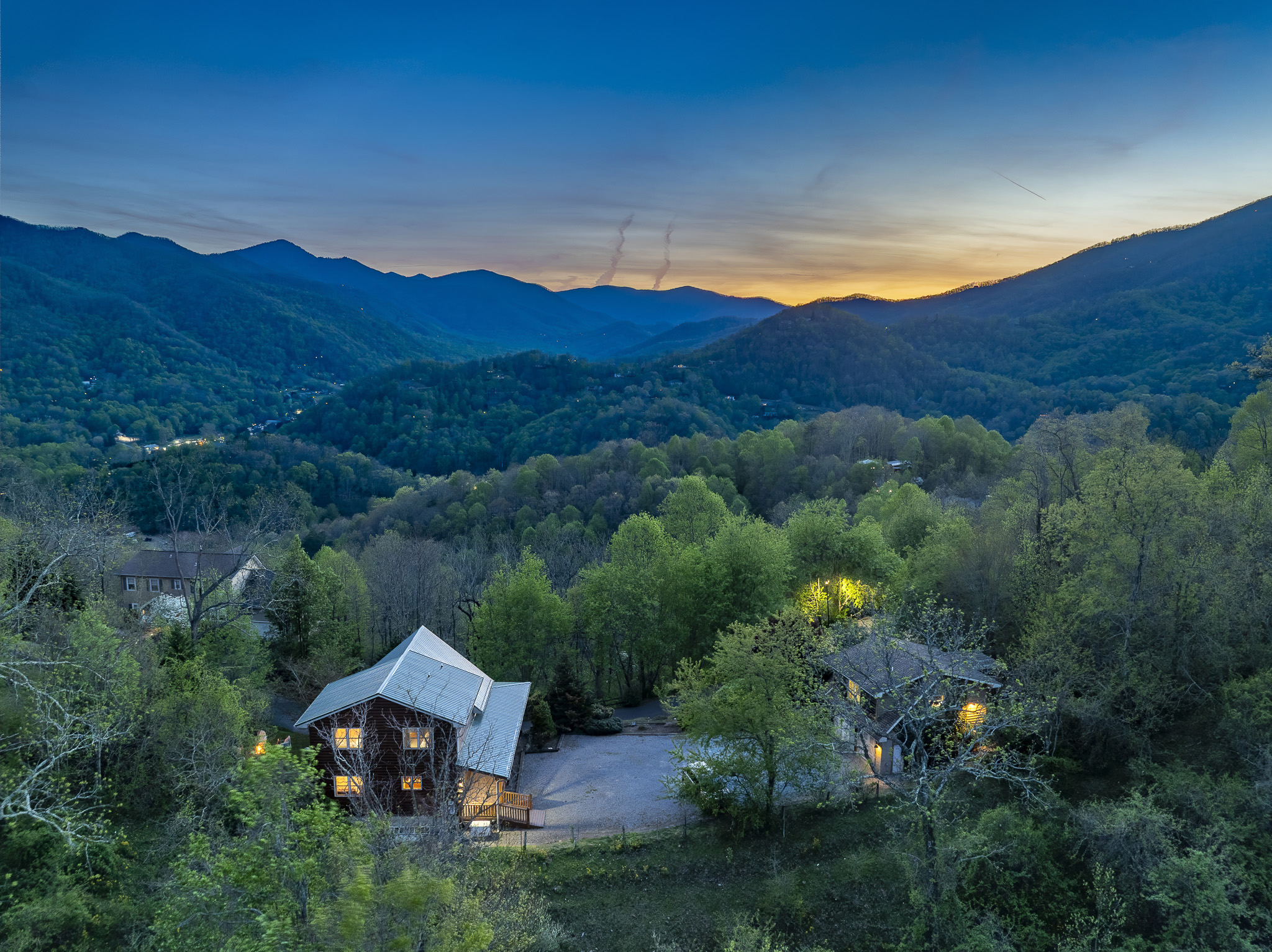 Exterior Escape: Breathtaking mountain views await at this stunning retreat, perfect for adventure!