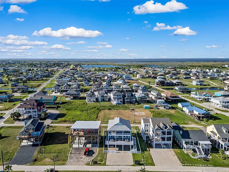 Crystal Paradise Exterior: Panoramic views showcase the neighborhood’s beauty and layout. A paradise indeed.