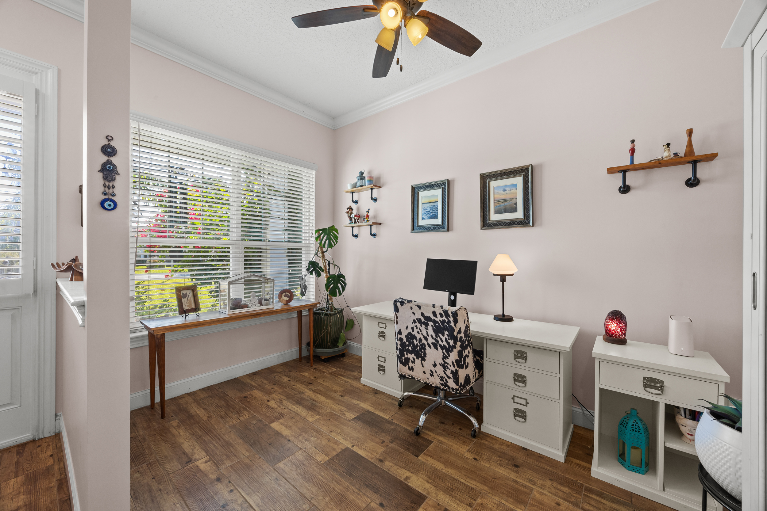 Dedicated workspace with natural light — ideal for remote work during your stay.
