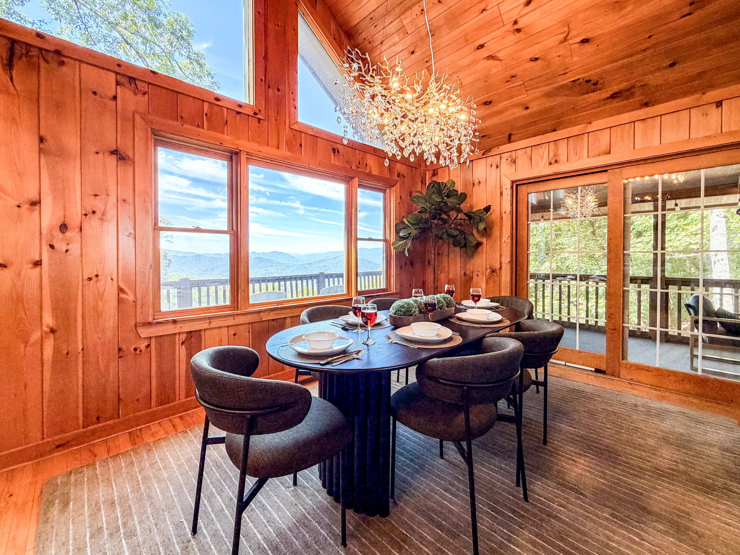 Experience breathtaking, all-season views right from the dining table.
